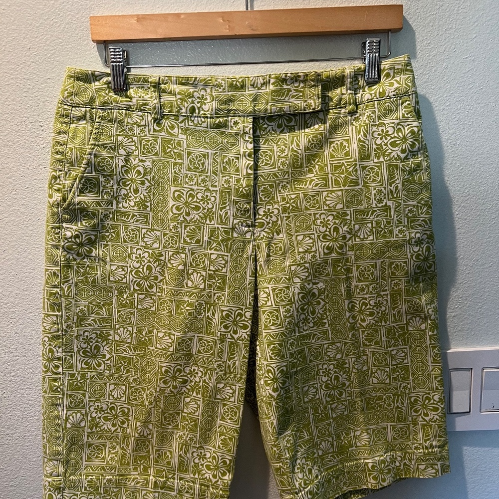 TALBOTS WOMENS BERMUDA SHORTS-BEACH THEME- GREEN & WHITE-SIZE 12